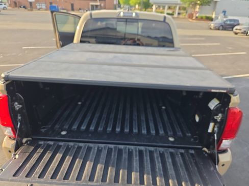 Used 2017 Toyota Tacoma TRD Off-Road w/ Premium & Technology Package image 19