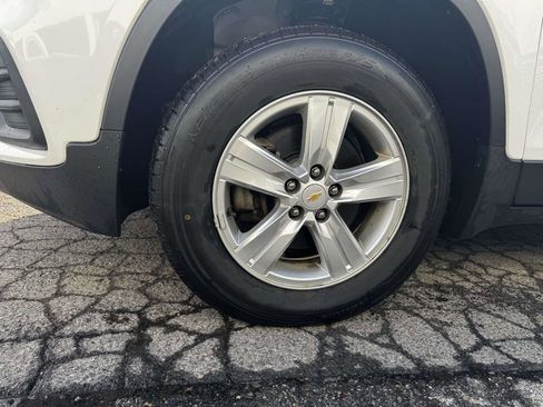 Used 2021 Chevrolet Trax LT w/ LT Convenience Package image 9