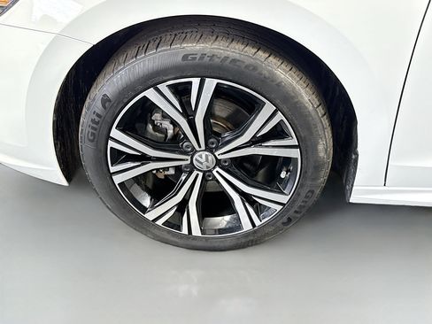 Used 2022 Volkswagen Passat 2.0T SE FWD image 38