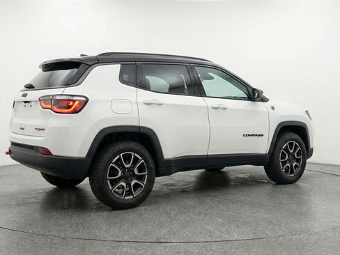 Used 2025 Jeep Compass Trailhawk image 9