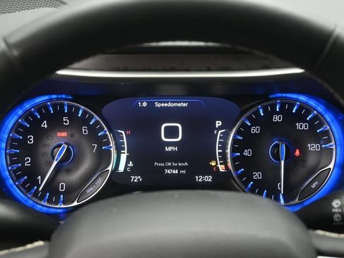 Used 2024 Chrysler Pacifica Touring-L FWD image 12