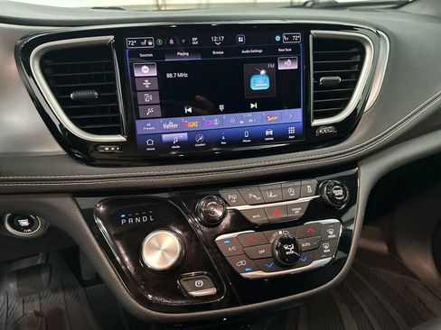 Used 2021 Chrysler Pacifica Touring-L w/ Uconnect Theater Family Group FWD image 12