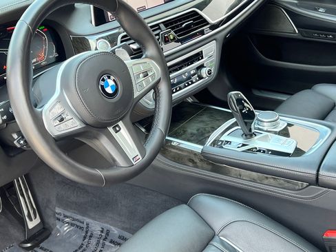 Used 2022 BMW 750i xDrive w/ M Sport Package AWD/4WD image 2