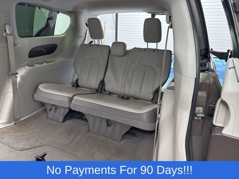 Used 2017 Chrysler Pacifica Touring-L image 42