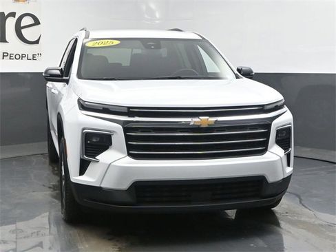 Used 2025 Chevrolet Traverse LT image 49