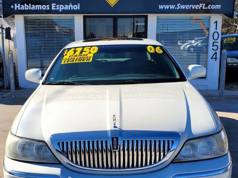 Used 2006 Lincoln Town Car Signature Limited image 3
