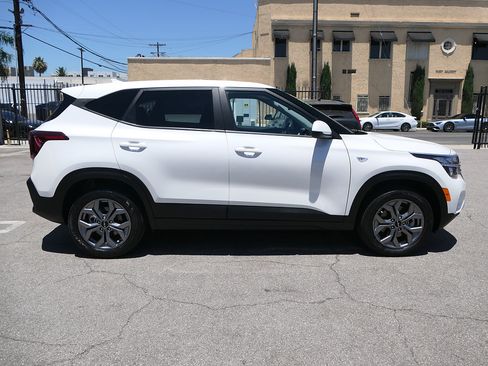 Used 2024 Kia Seltos LX AWD/4WD image 2