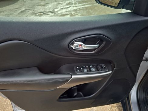 Used 2019 Jeep Cherokee Latitude Plus w/ Cold Weather Group image 12