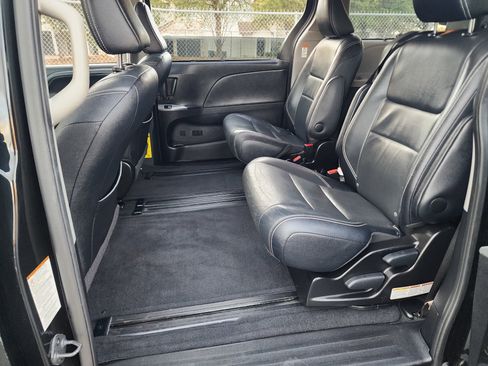Used 2015 Toyota Sienna SE image 23