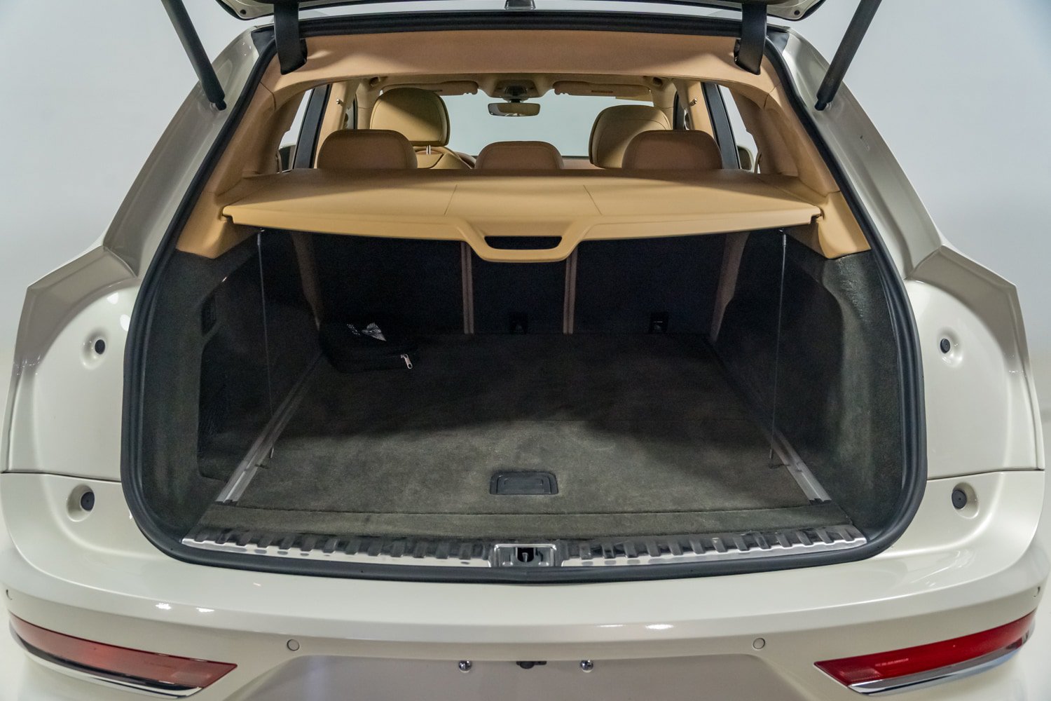 Used 2023 Bentley Bentayga AWD/4WD image 45