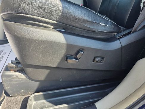 Used 2014 Chrysler Town & Country Touring FWD image 10