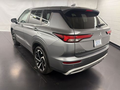 Used 2024 Mitsubishi Outlander SE AWD/4WD image 3