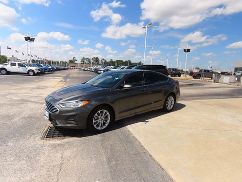 Used 2020 Ford Fusion SE image 2
