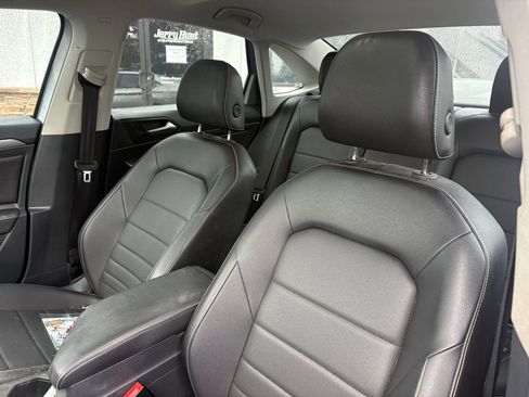 Used 2023 Volkswagen Jetta SE image 3