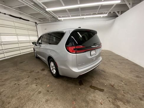 Used 2024 Chrysler Pacifica Touring-L FWD image 4
