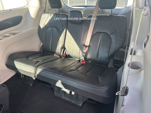 Used 2022 Chrysler Pacifica Touring-L image 37