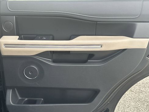 Used 2024 Ford Expedition Limited image 17