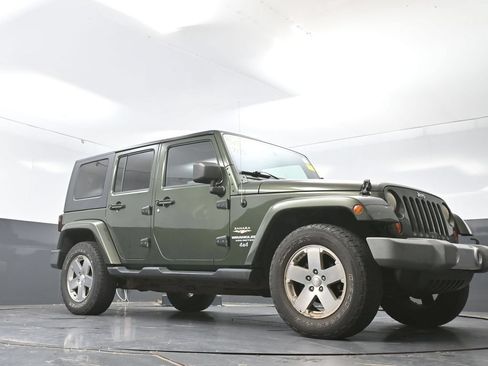 Used 2008 Jeep Wrangler Unlimited Sahara w/ Dual Top Group AWD/4WD image 22