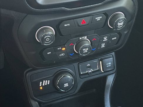 Used 2018 Jeep Renegade Altitude w/ UConnect 8.4 Nav Group AWD/4WD image 21