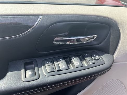 Used 2014 Chrysler Town & Country Touring image 18
