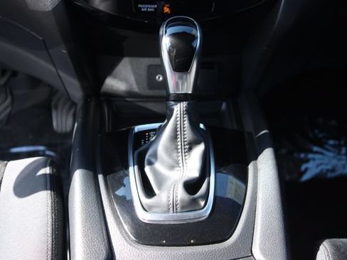 Used 2019 Nissan Rogue SV FWD image 18