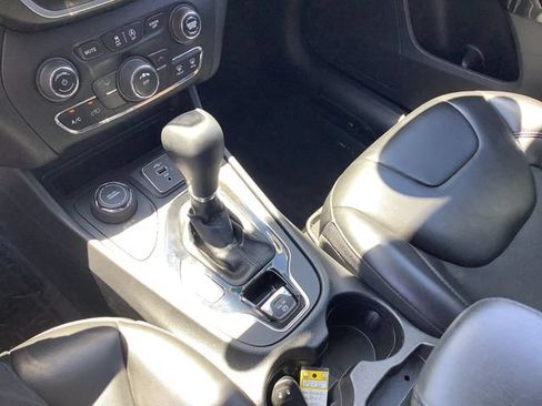 Used 2020 Jeep Cherokee Latitude Plus AWD/4WD image 18
