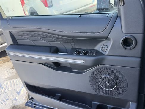 Used 2024 Ford Expedition Platinum image 32