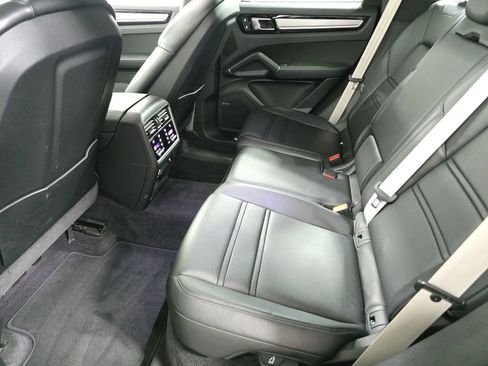 Used 2023 Porsche Cayenne Platinum Edition image 24