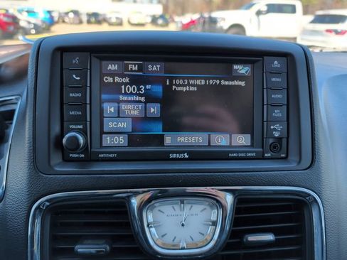 Used 2016 Chrysler Town & Country Touring-L FWD image 22