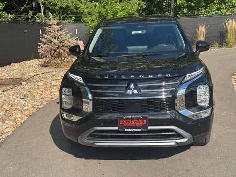 New 2025 Mitsubishi Outlander SE image 7