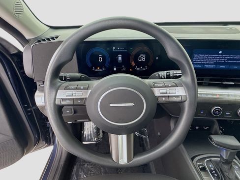 Used 2025 Hyundai Kona SE image 11