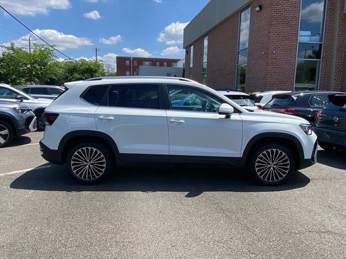 New 2026 Volkswagen Taos SE FWD image 2