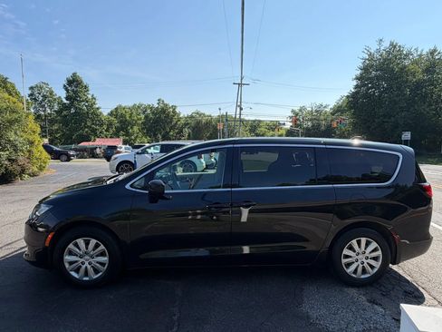 Used 2020 Chrysler Voyager L FWD image 7