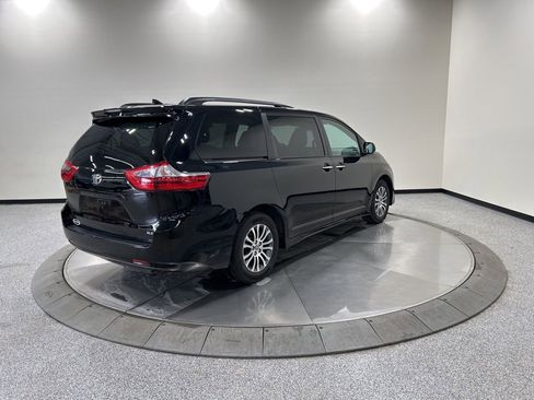 Used 2020 Toyota Sienna XLE image 6