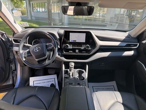 Used 2023 Toyota Highlander XLE FWD image 13
