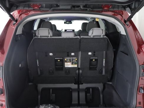 Used 2026 Toyota Sienna LE FWD image 19