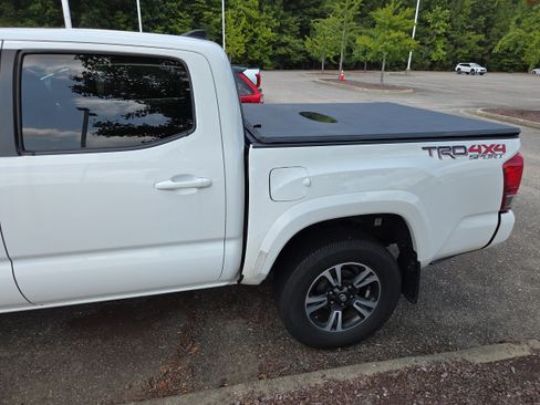 Used 2016 Toyota Tacoma TRD Sport w/ Towing Package AWD/4WD image 6