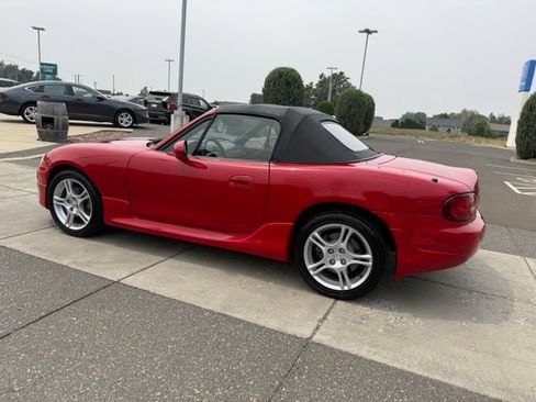Used 2005 MAZDA MX-5 Miata w/ Convenience Pkg RWD image 9