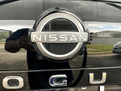 Certified 2023 Nissan Rogue SV FWD image 30