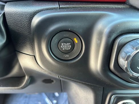 Used 2023 Jeep Gladiator Rubicon w/ Cold Weather Group AWD/4WD image 18