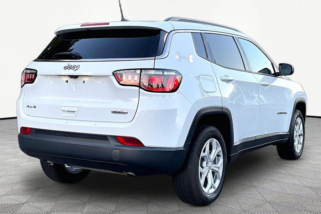 Used 2024 Jeep Compass Latitude AWD/4WD image 6