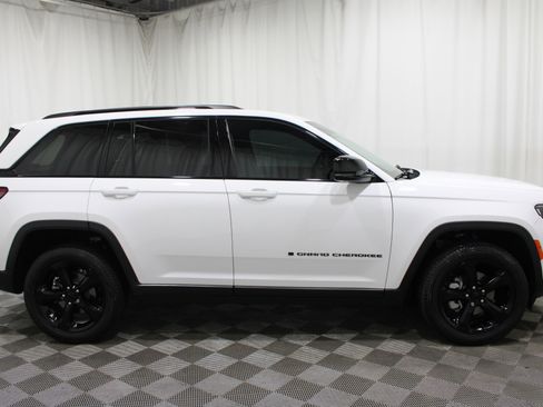 Used 2024 Jeep Grand Cherokee Limited w/ Luxury Tech Group II image 33