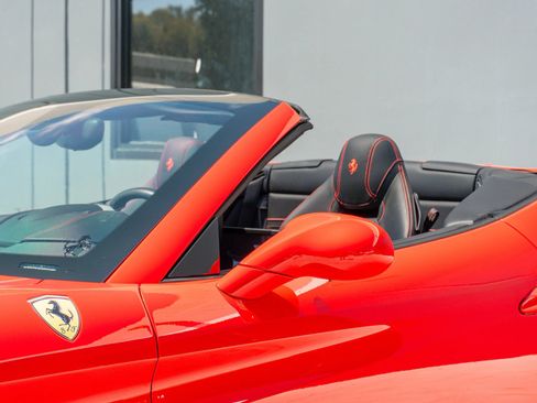 Used 2017 Ferrari California T RWD image 29