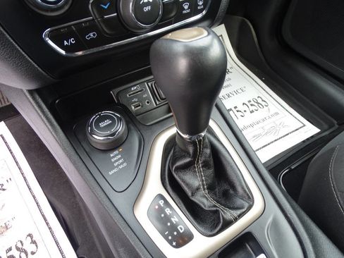 Used 2018 Jeep Cherokee Latitude w/ Quick Order Package 26T image 26