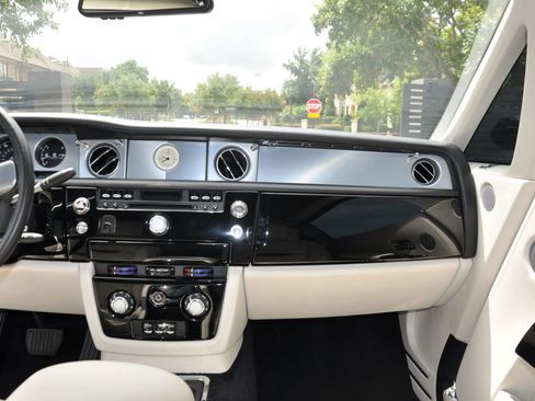 Used 2009 Rolls-Royce Phantom Coupe image 19