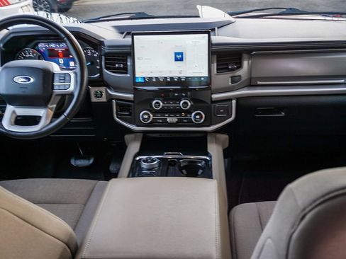 Used 2022 Ford Expedition XLT image 15