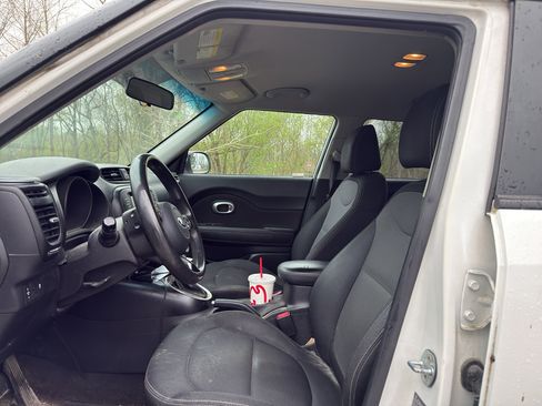 Used 2018 Kia Soul + image 9