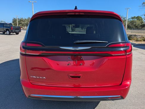 Used 2026 Chrysler Pacifica Select image 6