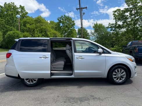 Used 2020 Kia Sedona LX FWD image 38