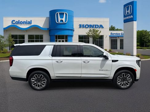 Used 2023 GMC Yukon XL Denali Ultimate AWD/4WD image 8